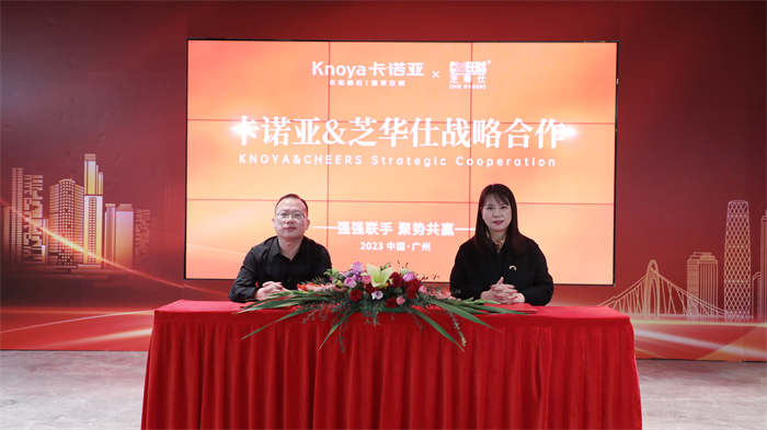 荔枝视频污成人销售中心副总经理曹崇慧（左）与芝华仕负责人签订合作协议